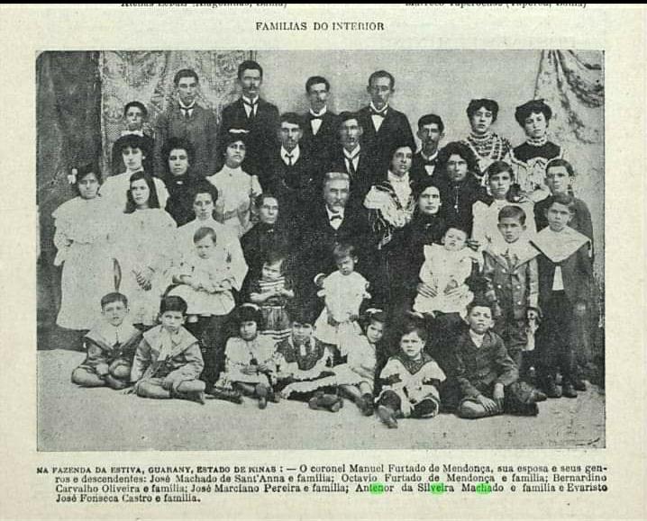 O casal Manoel e Ana esto de preto, com crianas no colo, no centro da foto. Esta foto foi bem antes de 1914, pois comparando com a foto de Manoel com os polticos, est bem mais jovem.