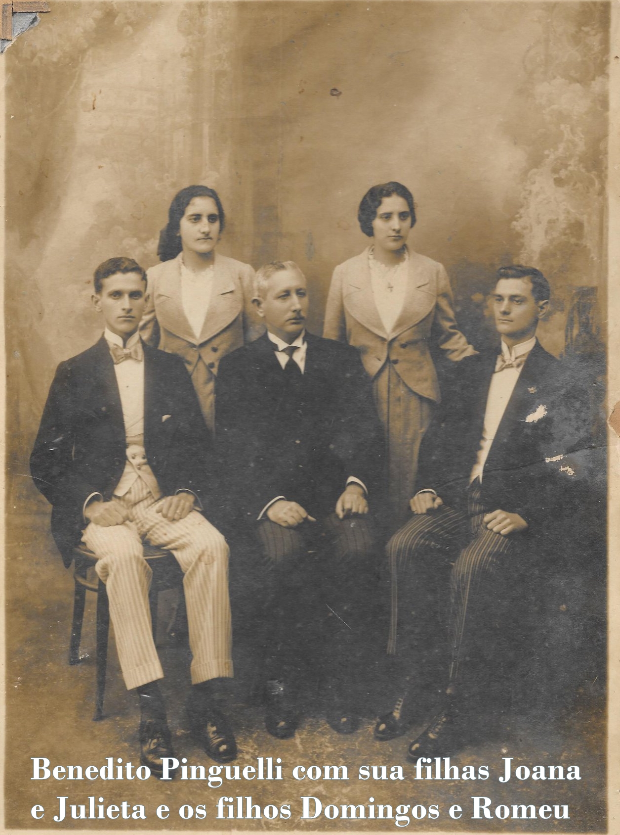 em p Joana e Julieta, sentados Domingos Pinguelli, Benedito Pinguelli e Hermenegildo Romeu (Benedito e seus filhos )
